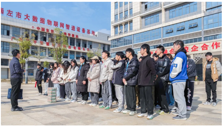 【融教学入厂】汽车工程学院组织学生前往中泰产业园开展“半岛官方网站_半岛(中国)股份有限公司育工匠，德技双修铸辉煌"研学之旅